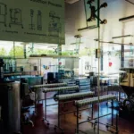 Interior pabrik produksi modern dengan mesin industri